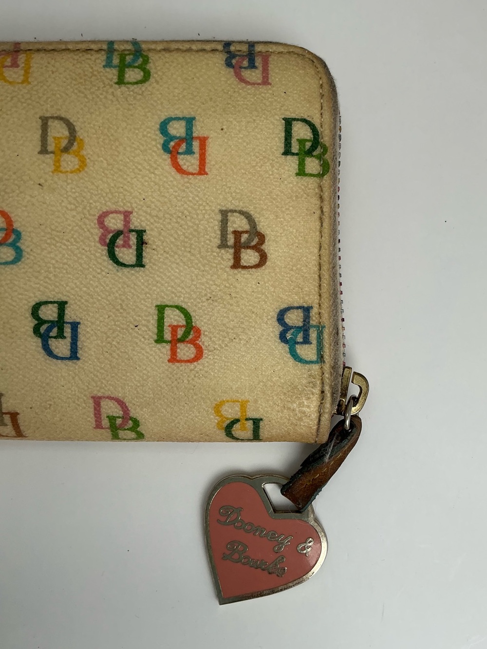 Dooney & Bourke Multicolor DB Logo Zip Around Wallet Beige Canvas Heart Charm - Picture 2 of 12